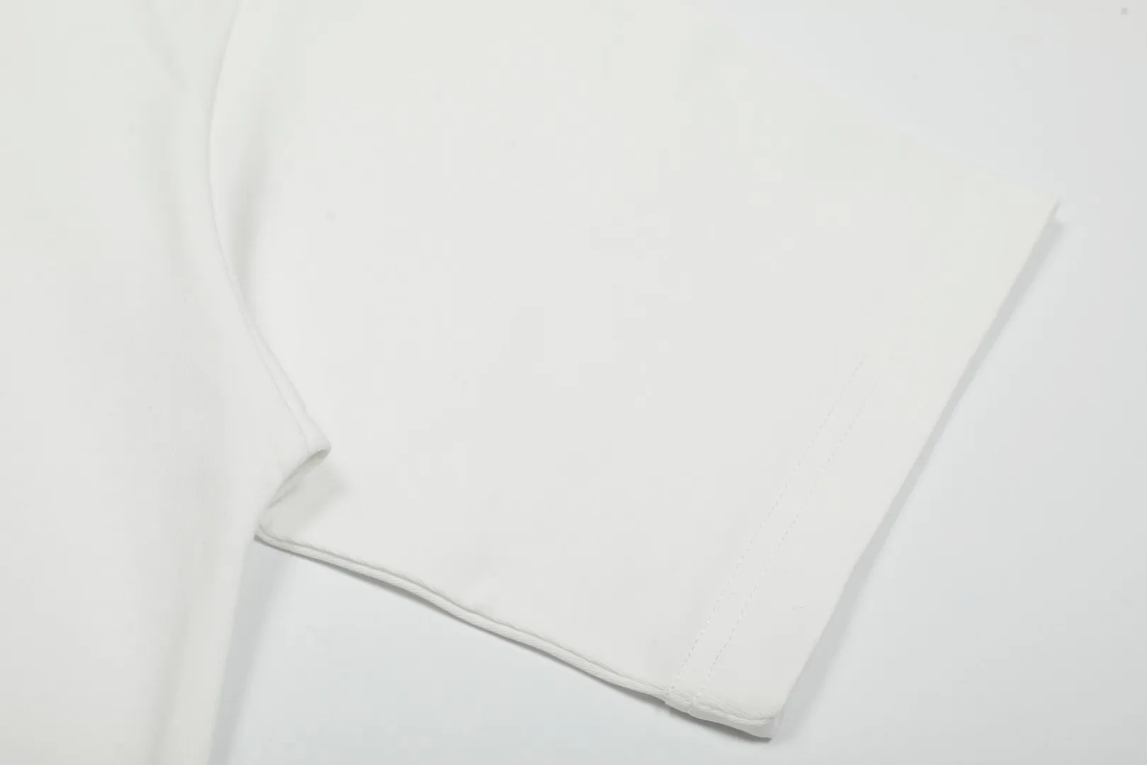 VIVI991# "Top Hot Style" vivienne west wood Three-dimensional heavy-duty flocking printed short-sleeves The top hot style in 2025 ✅240 grams of 32-count high-density double yarn pure cotton, the fabric is comfortable and breathable ✅The perfect combination of three-dimensional heavy-duty flocking and hot stamping logo, the upper body effect is good-looking, the rate of return is high, men and women Size: XS-L Color: white blue, black and red